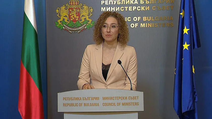 Министърка с разкрития за минималната заплата, какво прави кабинетът