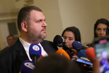 Пеевски отговори на Асен Василев за заема. Предупреждението