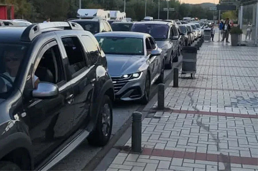 Ад на Кулата! Гигантска опашка, шофьори се бият