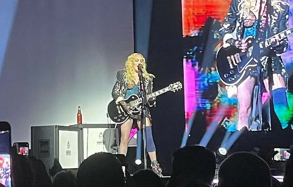 Мадона запя на живо и прати мощно послание от Лондон