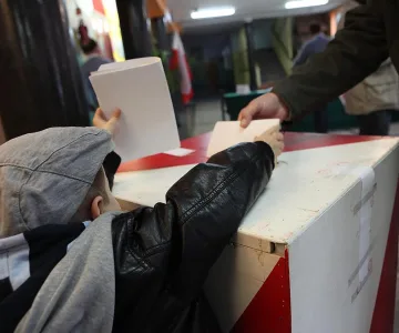 Полша гласува на важни парламентарни избори, какъв е залогът