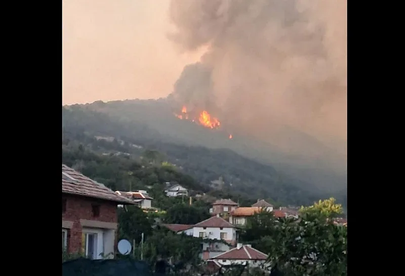Ураган разпали огнен кошмар, евакуираха село Плоски /ВИДЕО/