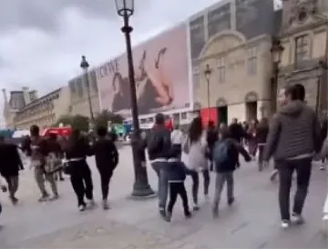 Паниката във Версай расте. Туристи бягат във всички посоки (ВИДЕО)