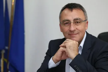 Легендарен директор зарадва родителите. Отпада най-голямата отживелица в училище