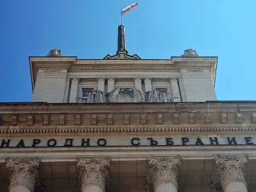 Гласуват вота на недоверие към кабинета