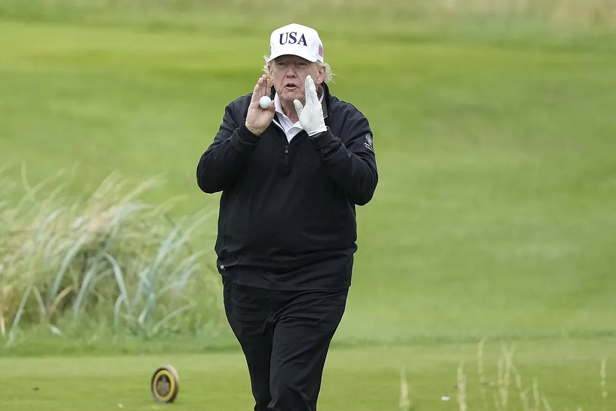 Тръмп си тръгна от Шотландия с хеттрик. Какво постигна