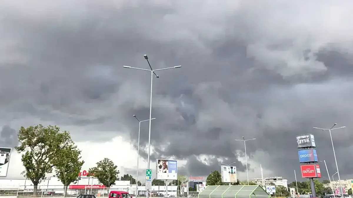 Страшна буря над Североизточна България. Метео Балканс издава предупреждения