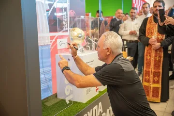 Kaufland откри нов обект с изложба на знакови предмети на Христо Стоичков