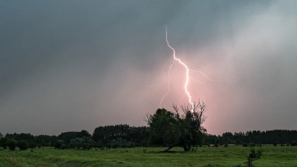 Дъжд и гръмотевици. Голяма беля в наше село
