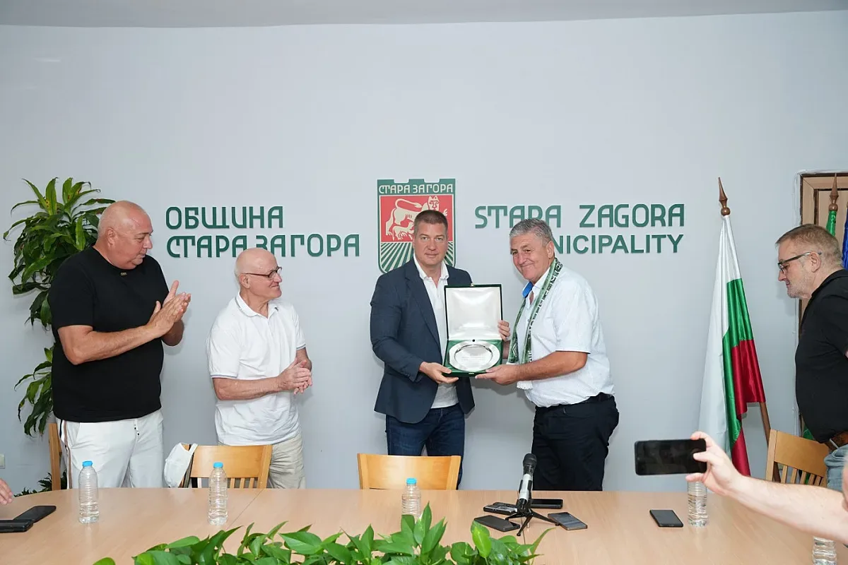 Кметът Живко Тодоров отличи футболна легенда