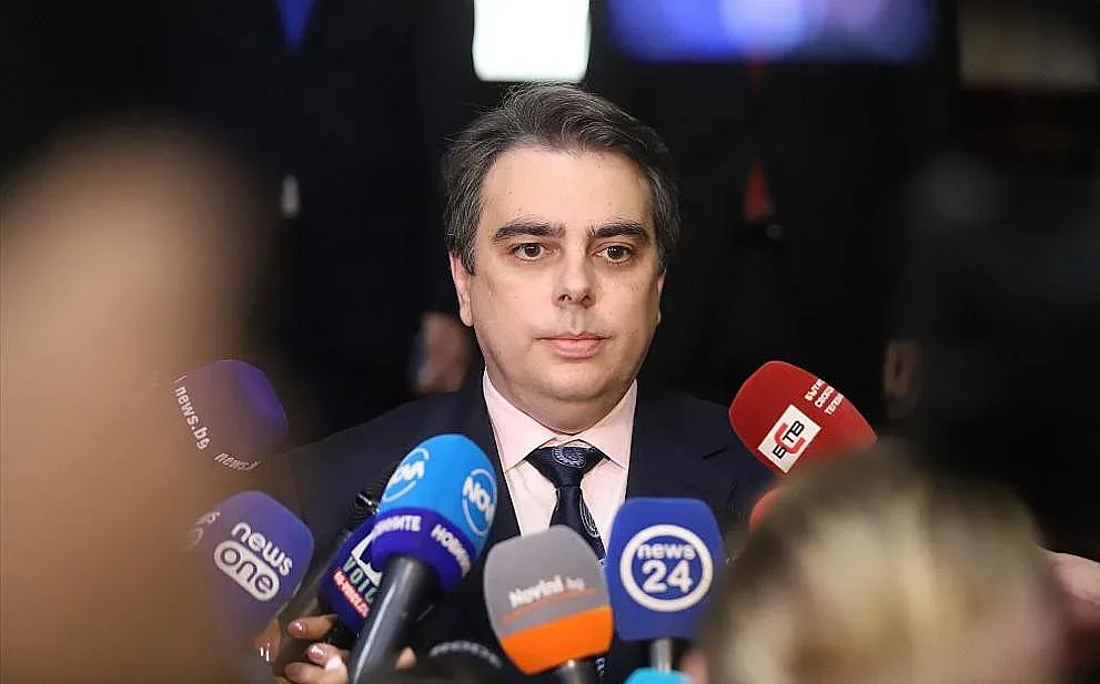 Асен Василев в парламента. Казва най-чаканите новини