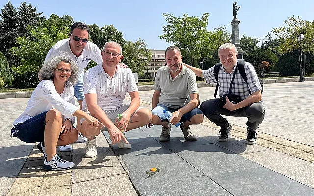 Състезание в жегата! Пържат яйца на асфалта