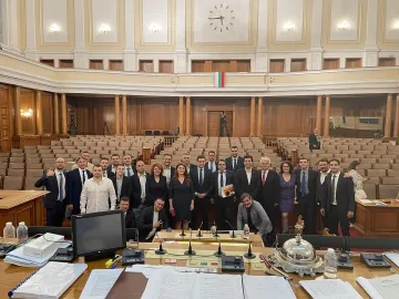 Как изглеждаш, когато приемаш бюджет до 6 часа сутринта