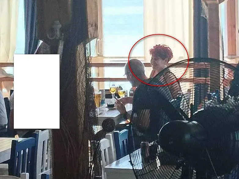 Това ли е съдийката, пуснала касапина от Ст.Загора? Пие бира на морето