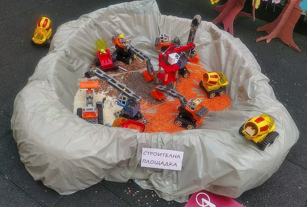 Деца се учат на ценности в мини-град, изграден изцяло от тях