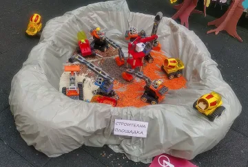 Деца се учат на ценности в мини-град, изграден изцяло от тях