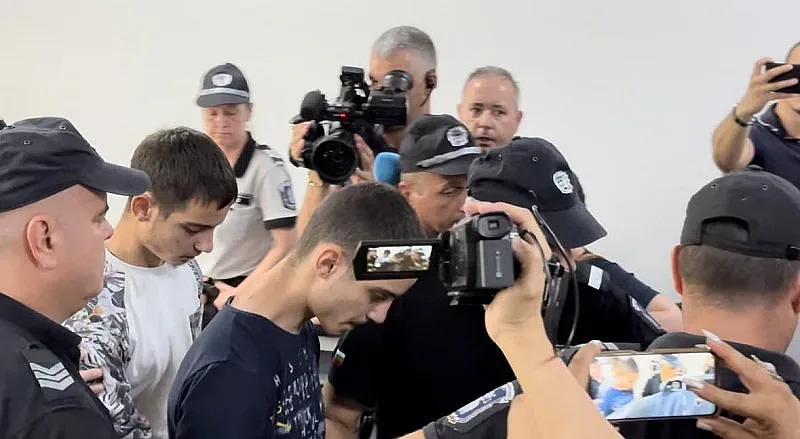 Близнаците го удариха на молба. Съдът ги посече