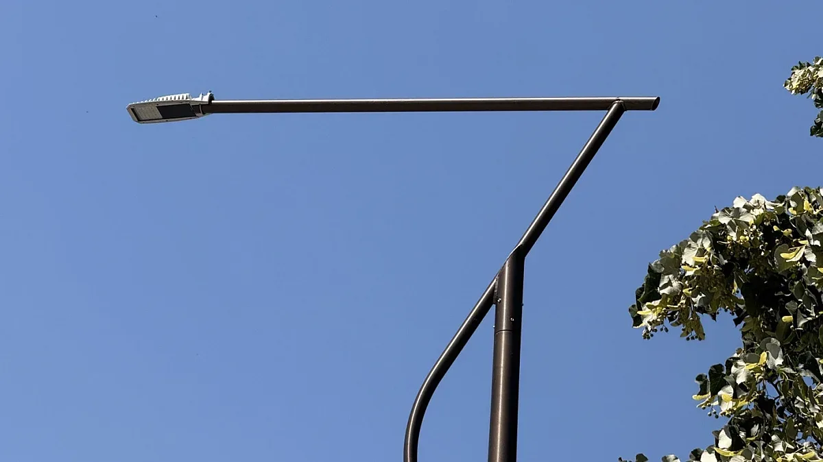 Община Казанлък започна подмяната на старите тролейбусни стълбове за улично осветление