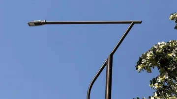 Община Казанлък започна подмяната на старите тролейбусни стълбове за улично осветление