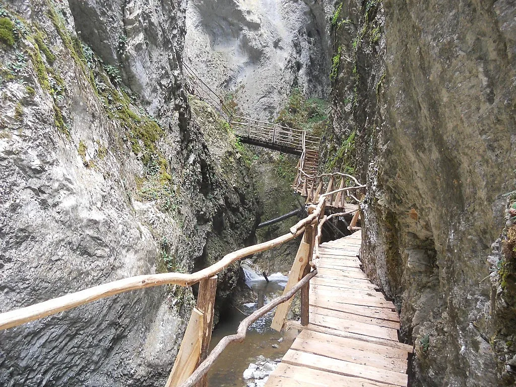 В новия брой на Стандарт! Защо всички търсят Дяволската пътека