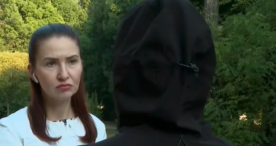 Той я залял с горещ восък, тя не издържала и го намушкала