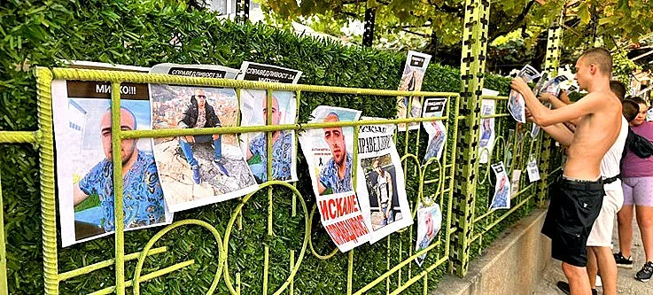 Семейството на близнаците се изселва от Цалапица