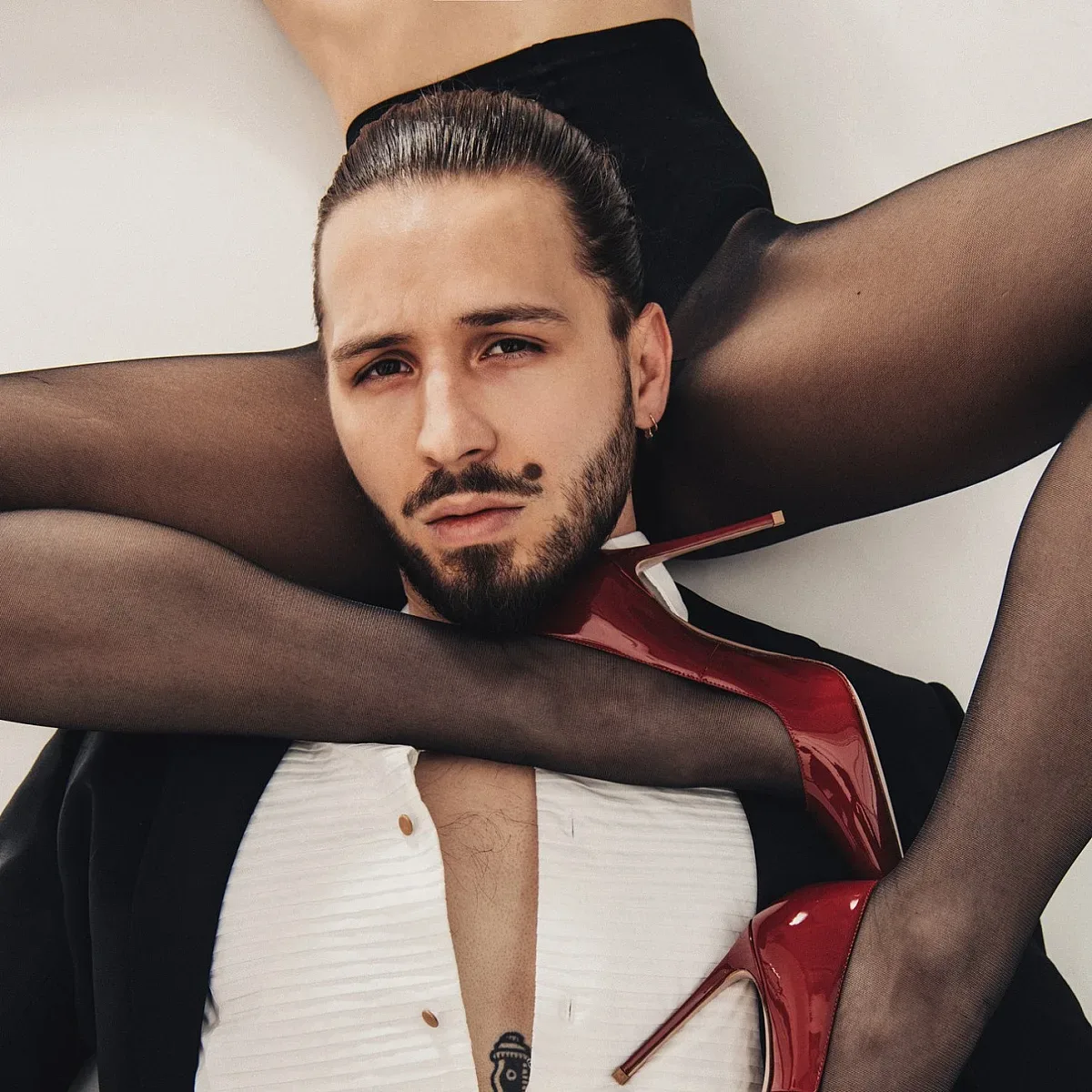 Нещо става с Папи Ханс. Гаджето му продава всичко