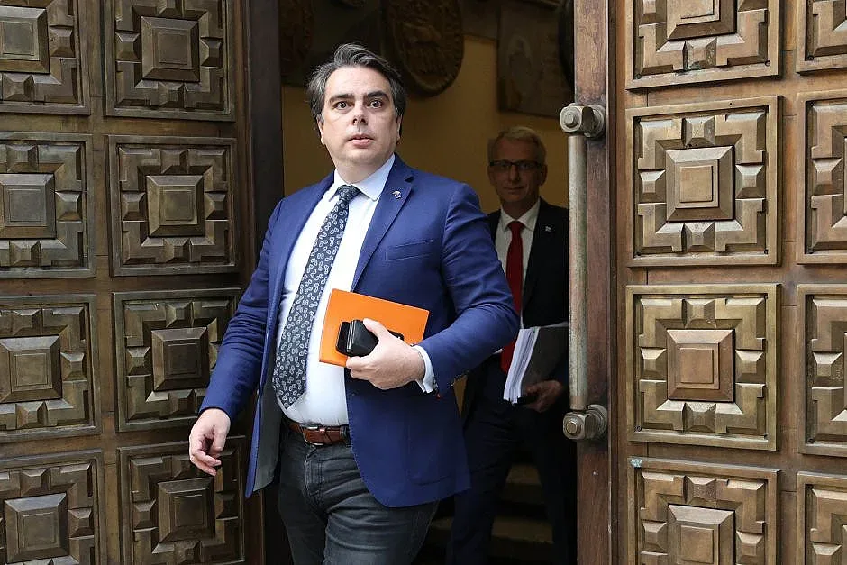 Режат заплати на директори, вдигат на учители