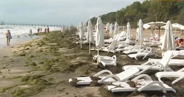 Морето полудя! Плажовете станаха блато