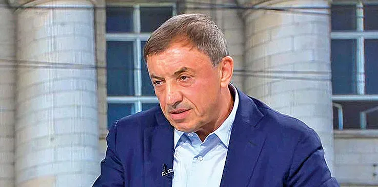 Многото лица на Алексей Петров: От воловарчето до бялата якичка