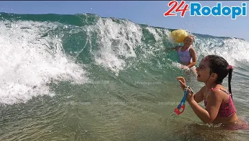 Ето ги вълните, които развалиха кефа на почиващите ВИДЕО