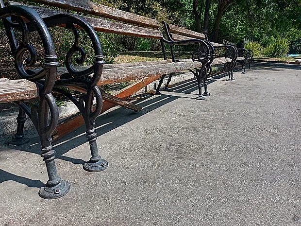 Вандалски прояви! Чупят пейки във Варна