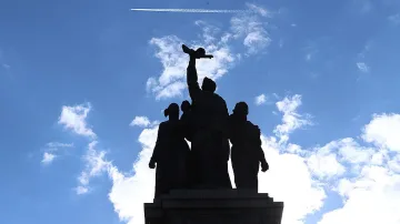 Русия отговори: Ще разследва атаката над Паметника на съветската армия