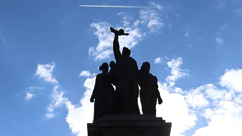 Русия отговори: Ще разследва атаката над Паметника на съветската армия