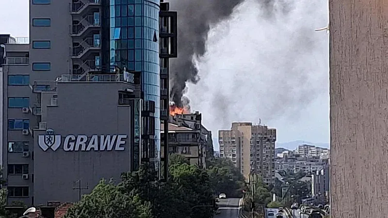 Голям пожар в центъра на София. Летят пожарни