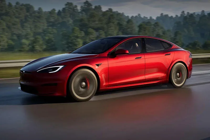 Гласовият асистент на Apple се научи да командва функции на Tesla