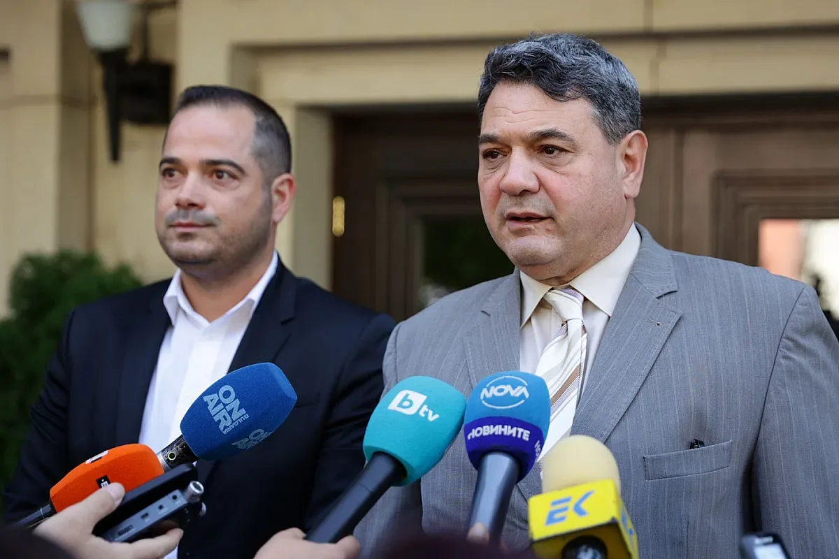 Скандалът в МВР трещи. Министър и главен секретар във война