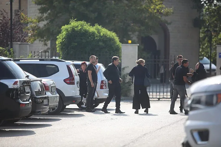 Казармени мерки на погребението! Майката на Петров ридае /СНИМКИ/