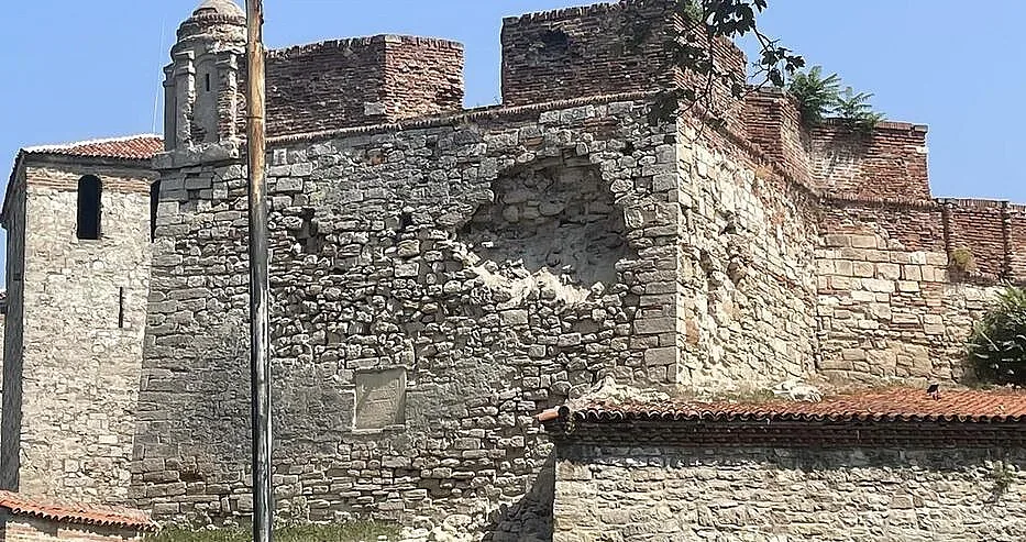 Срутва се легендарна българска крепост! Има ли спасение