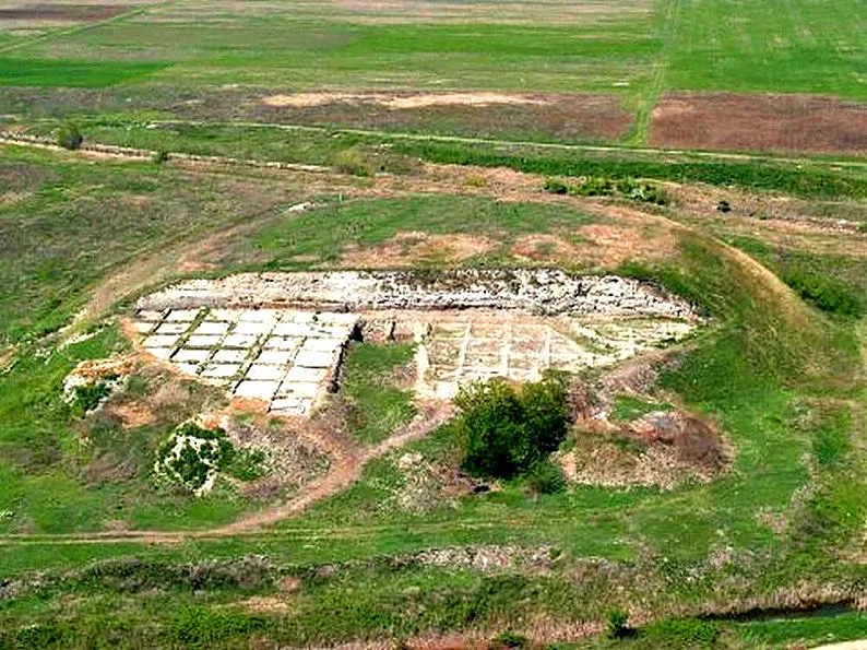 Могилата "Юнаците" крие тайни на древно селище