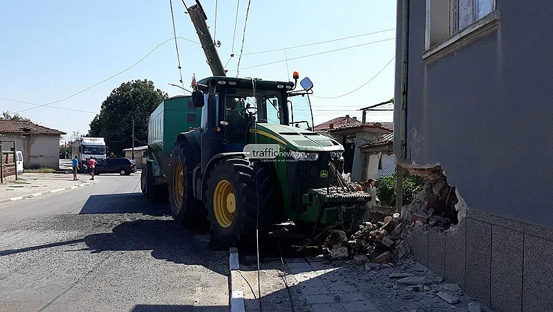 Трактор се удари в стълб и след това се вряза в къща