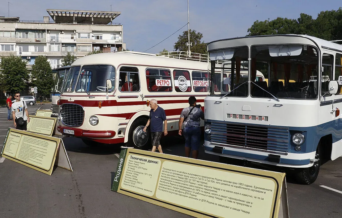 Назад във времето! Ретроавтобуси радват жителите на този наш град