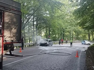 Кола се запали. Блокира възлов проход