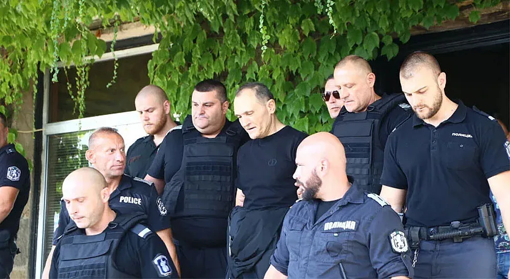 Две версии за завръщането на Божков. И двете преобръщат политиката