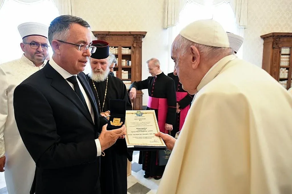 Уникален дар за папа Франциск. Хасан Азис му повери свещен ключ