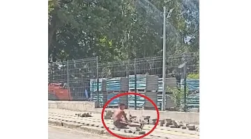 Дете реди тротоарни плочки. Лавина от гняв