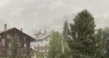 Лудост! Сняг заваля в топ курорт