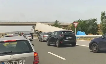 Втори ад на "Тракия". ТИР прелетя над мантинелата