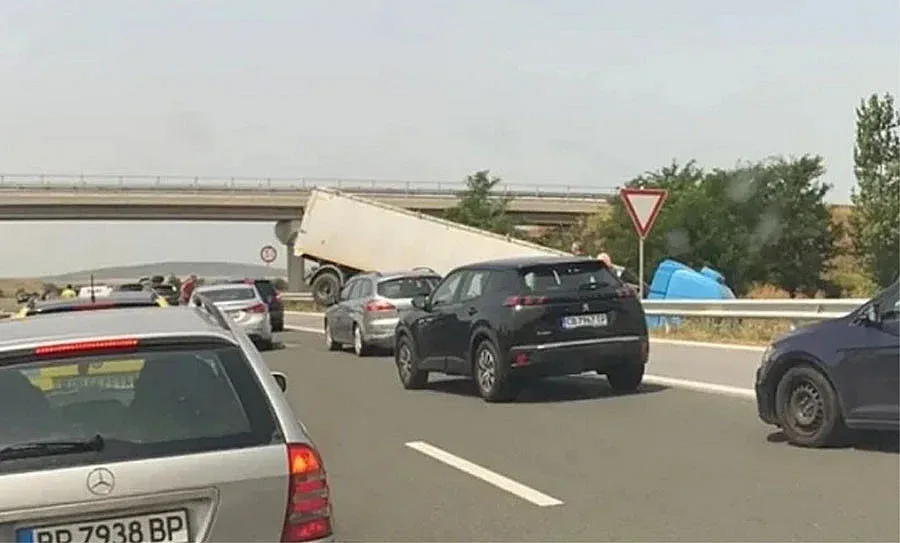 Ужас на AM "Тракия"! Мигрант лежа два часа в безпомощно състояние