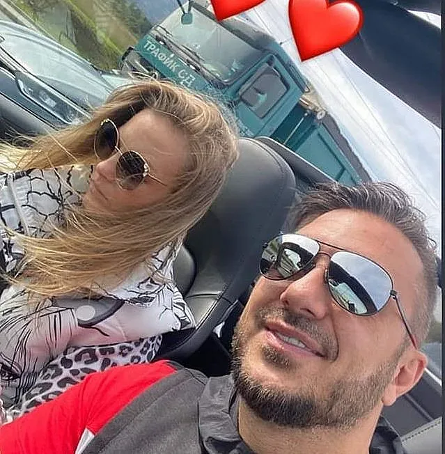 Коцето и Надя разпускат незабелязани на плажа СНИМКИ